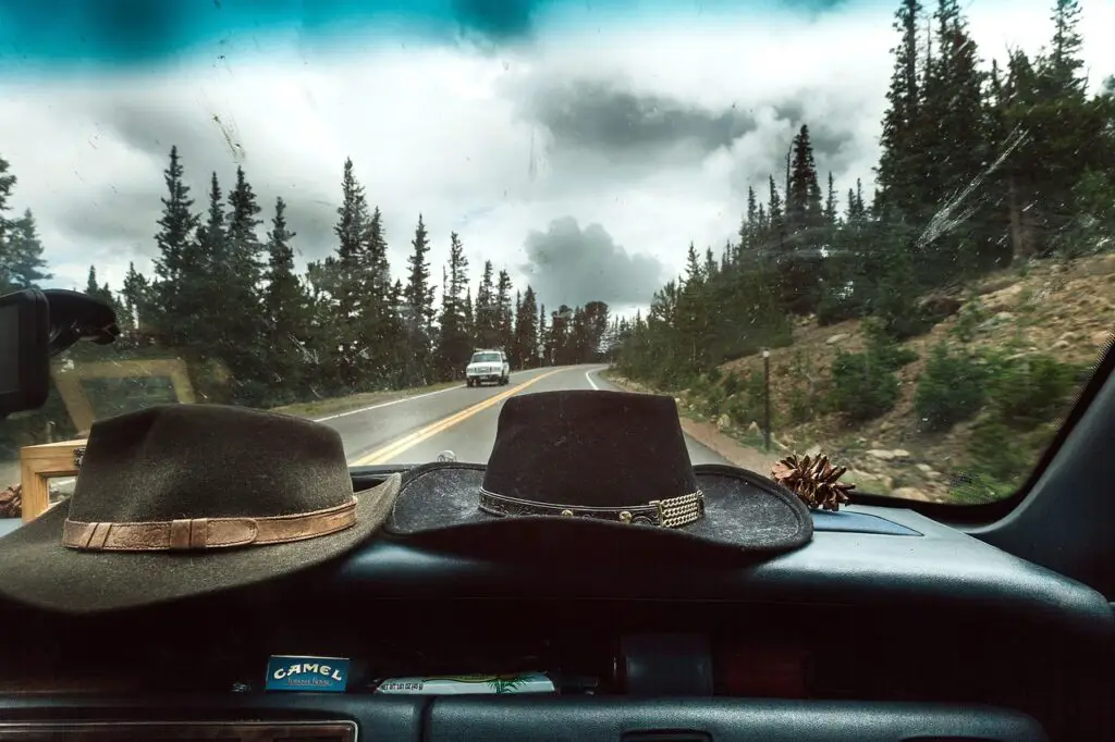how to wear a cowboy hat while driving